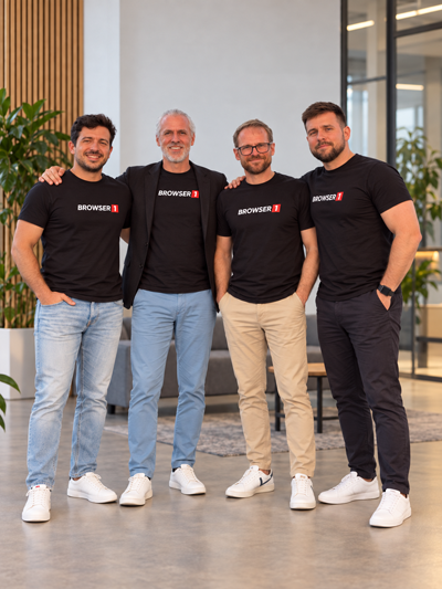 Vier Mitglieder des Browser1-Teams in schwarzen Browser1-Shirts